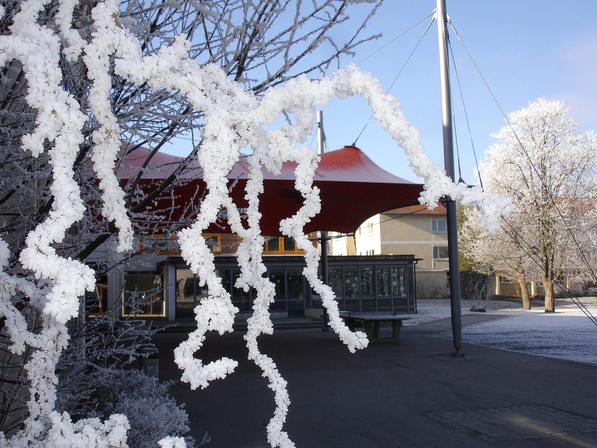 Schulhof des Gymnasiums Wilhelmsdorf im Winter