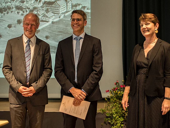 In einem Festakt versetzte Dr. Susanne Pacher, Abteilungspräsidentin für Schule und Bildung am Regierungspräsidium Tübingen, Johannes Baumann in den Ruhestand und ernannte Michael Dörmann zum neuen Schulleiter des Gymnasiums Wilhelmsdorf.