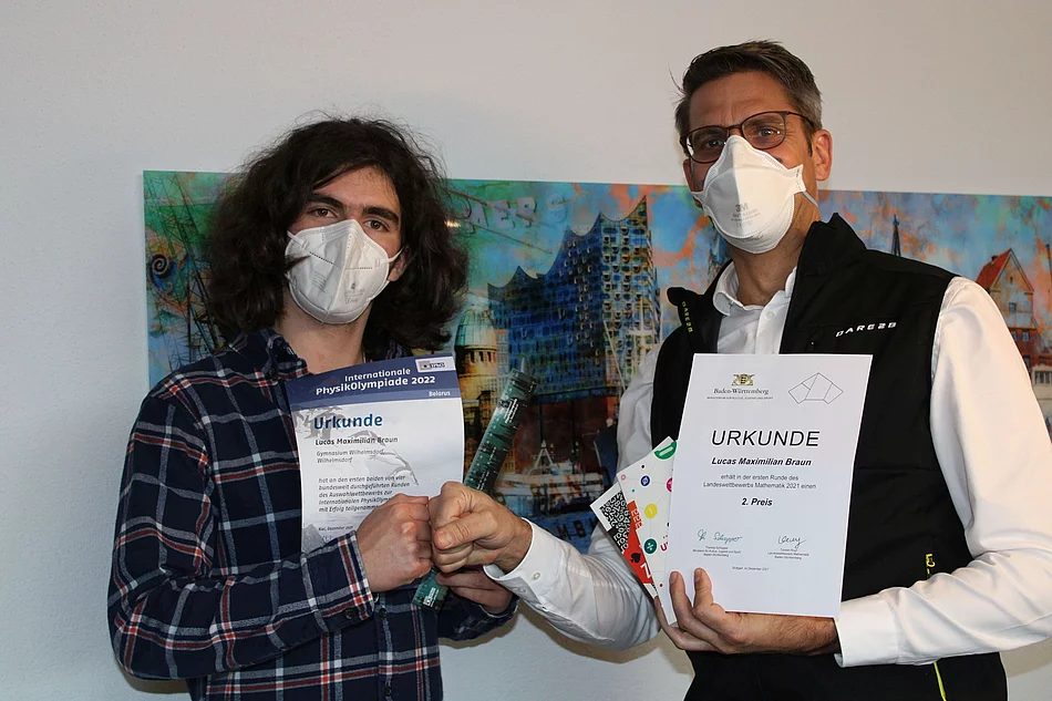 Lucas Braun und Schulleiter Michael Dörmann