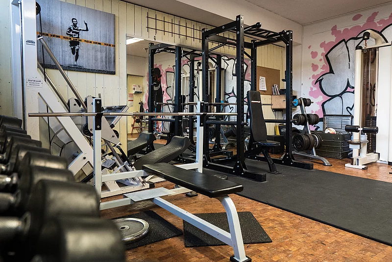 Im Kraftraum können Schüler trainieren